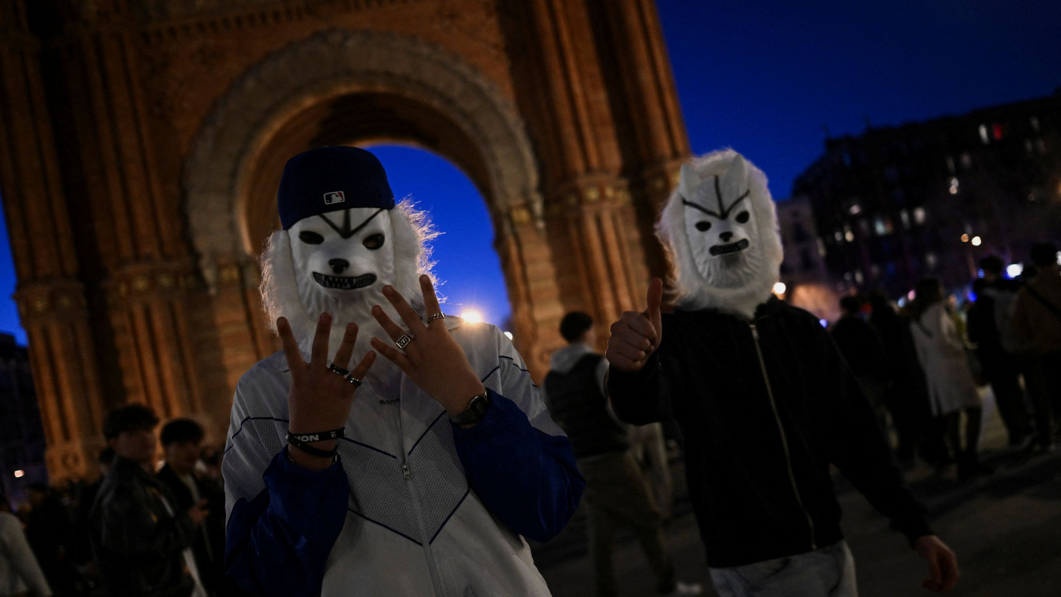 🤪 ¿Los humanos se convierten en lobos ahora en España? 😂
