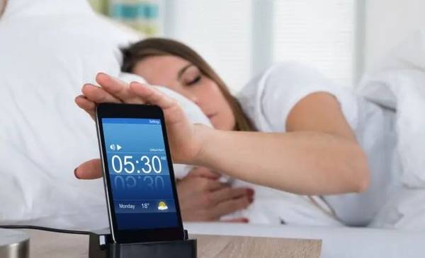 ¿Puedo dormir mejor si dejo el celular en la cama? 📴