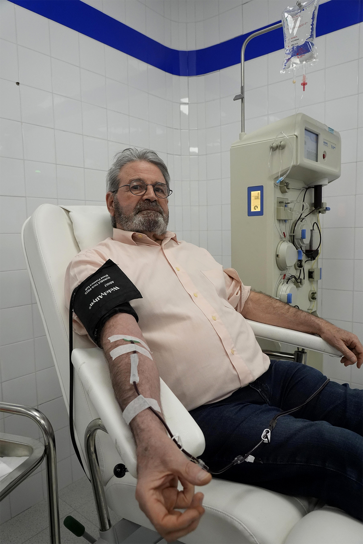 ¿Alguien le dio a donar sangre un toque de Narcos?...