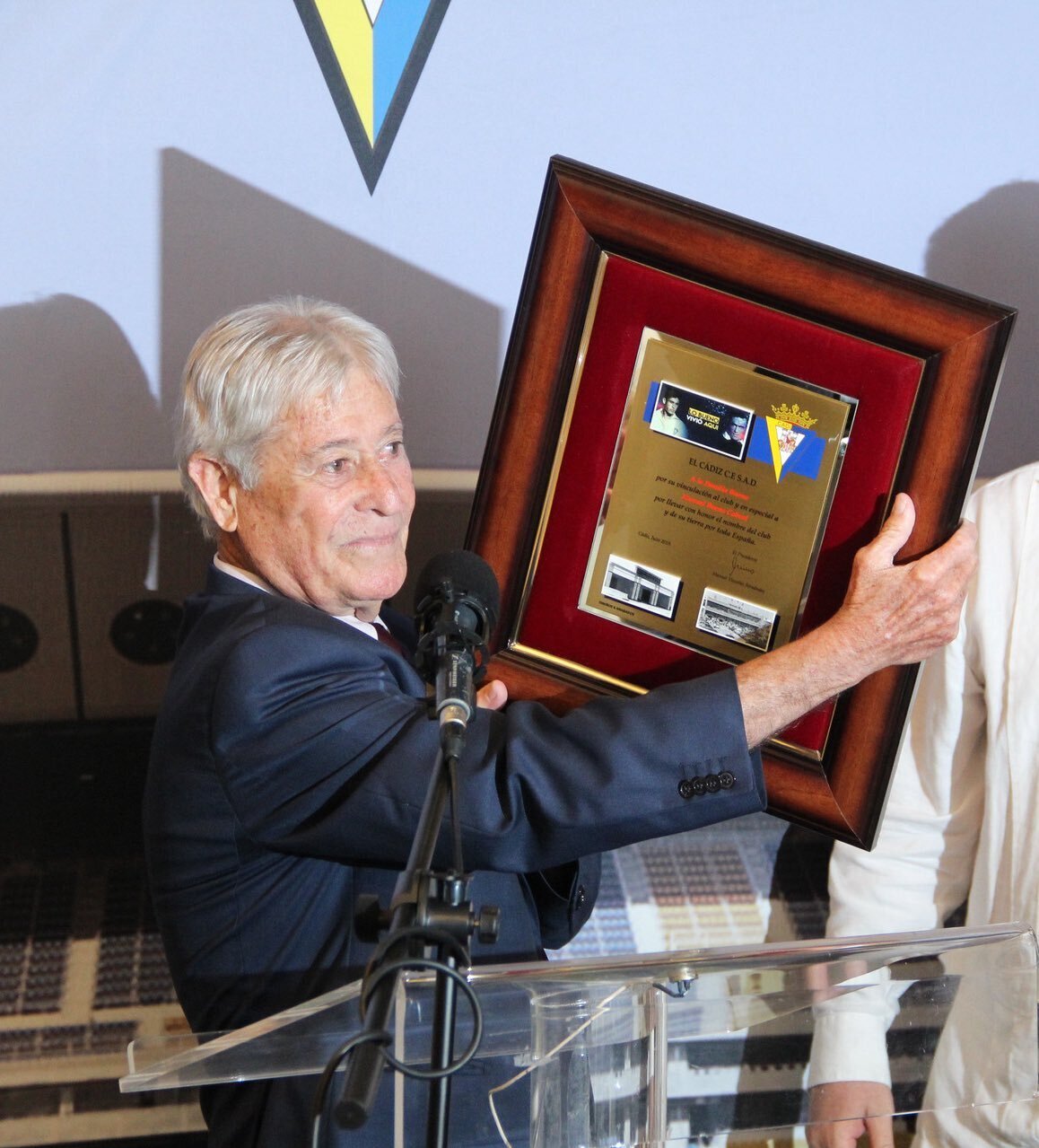 🤯 ¡Bueno, Adiós, Manolín! ¿El Cádiz Club de Fútbol ya no es lo...