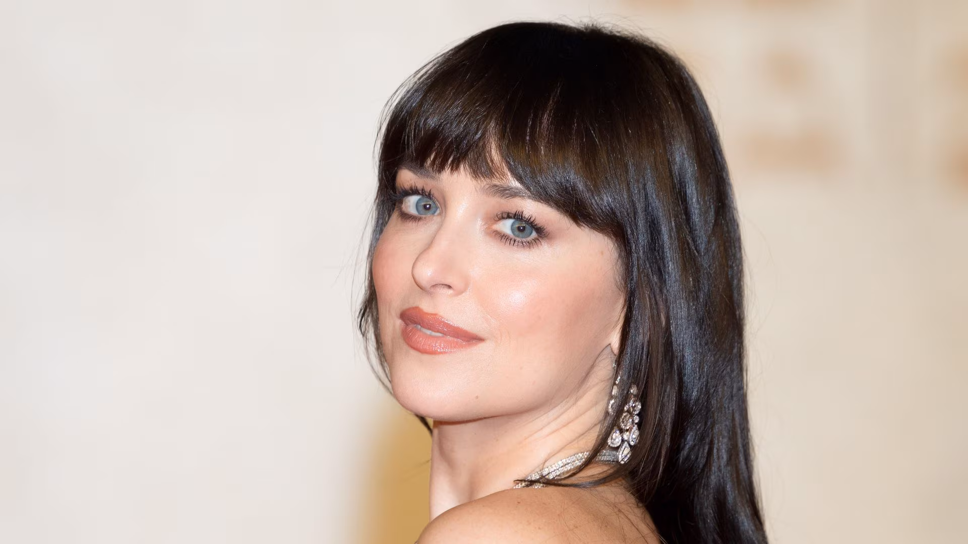 🤣 ¿Puedo Cortar Mi Flequillo Como Dakota Johnson o Me Voy a Qu...