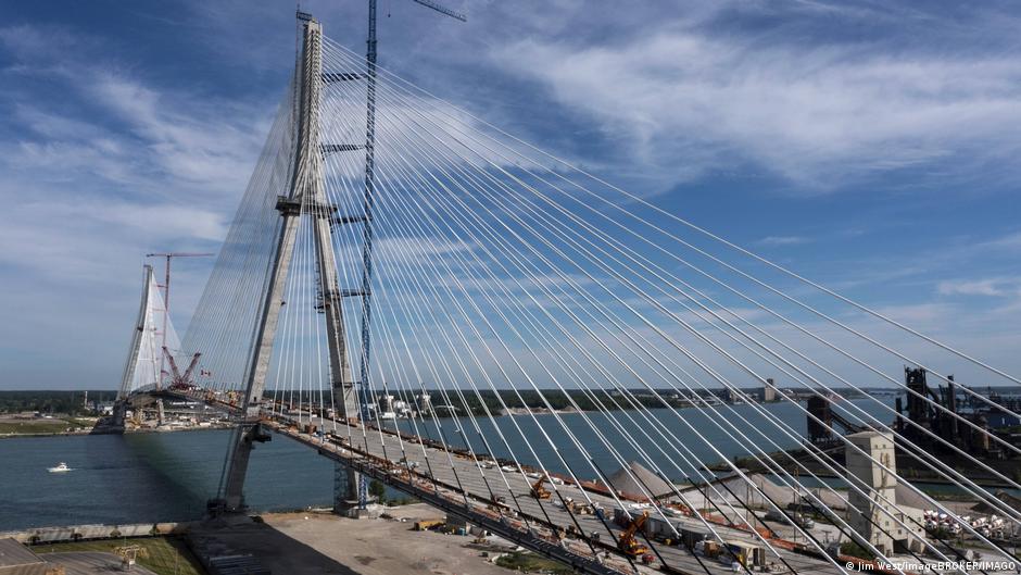 🚨 ¿Puede un tonto detener la apertura del puente entre Canadá ...