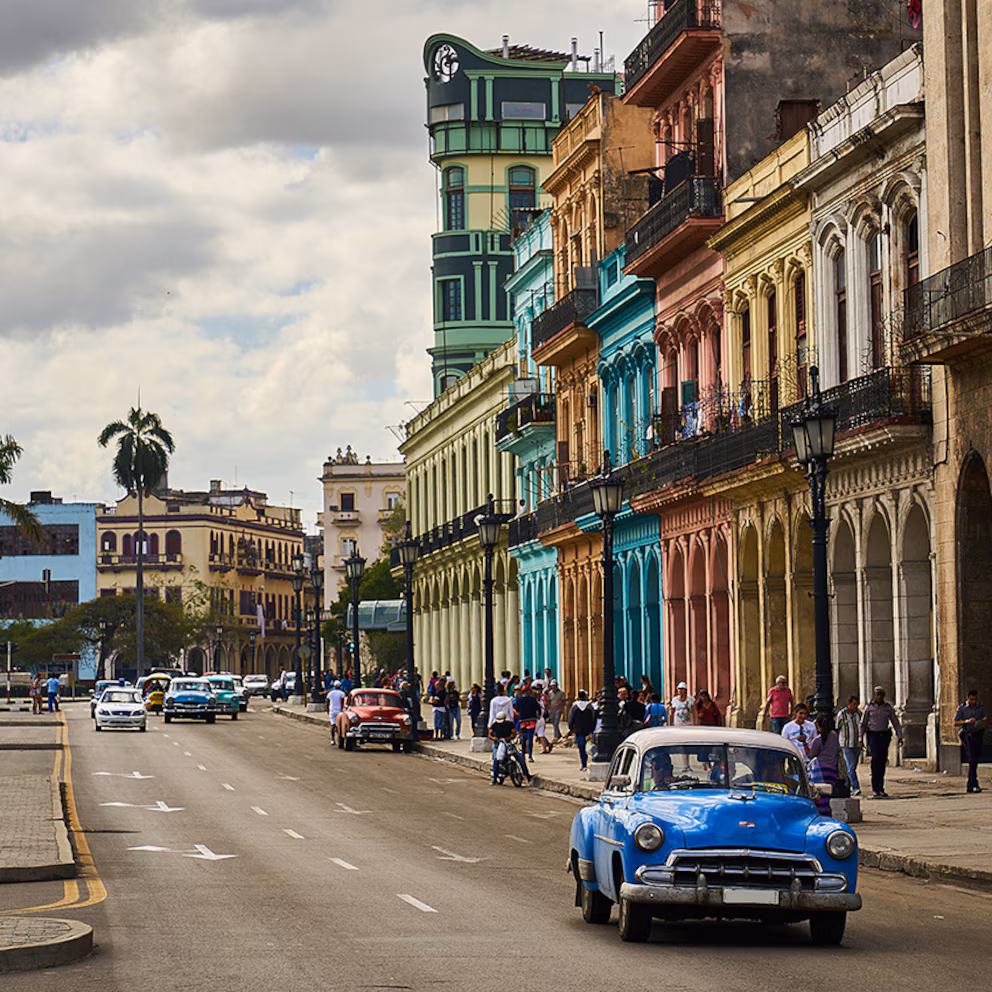 🌴 ¿Los multimillonarios vacacionan en Airbnb o en hoteles de 1...
