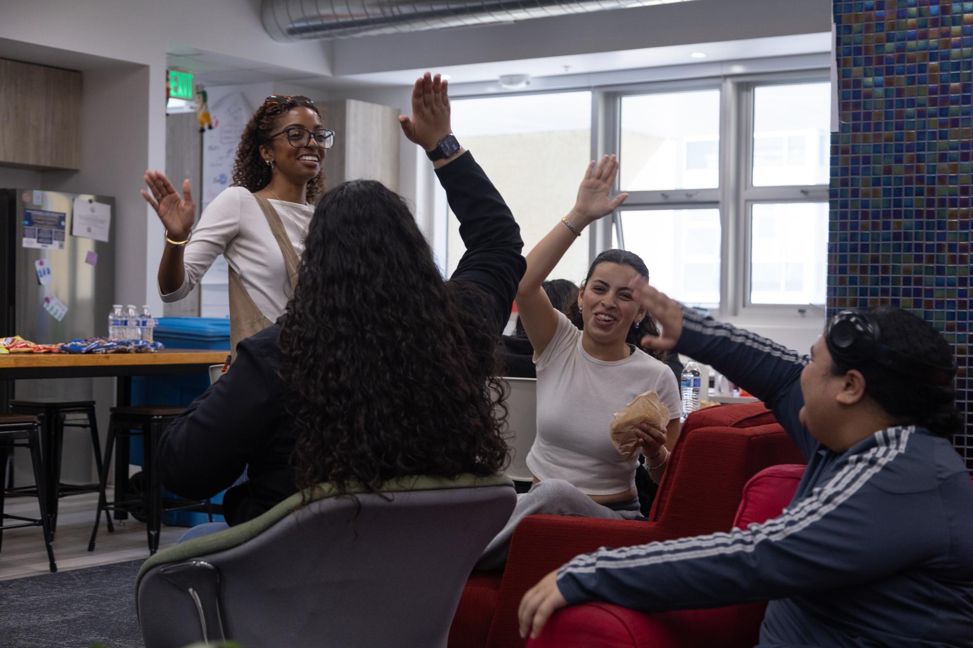¡Eso No Es Fácil! 🤔 ¿Tú Sabes Las Letras de Dákiti?
