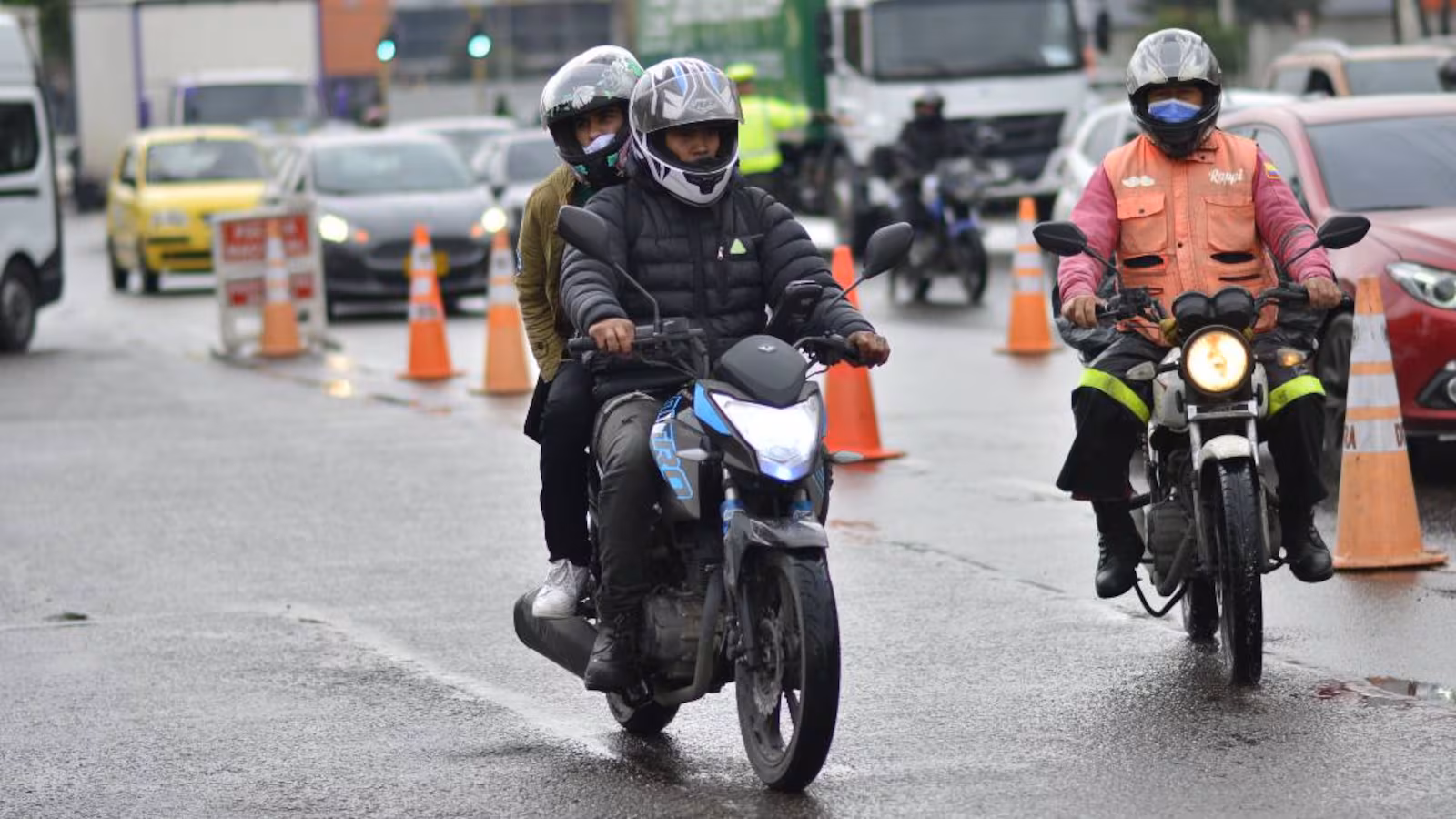 ¿Parrillero en moto? ¡Esto es un Chale! 🚩