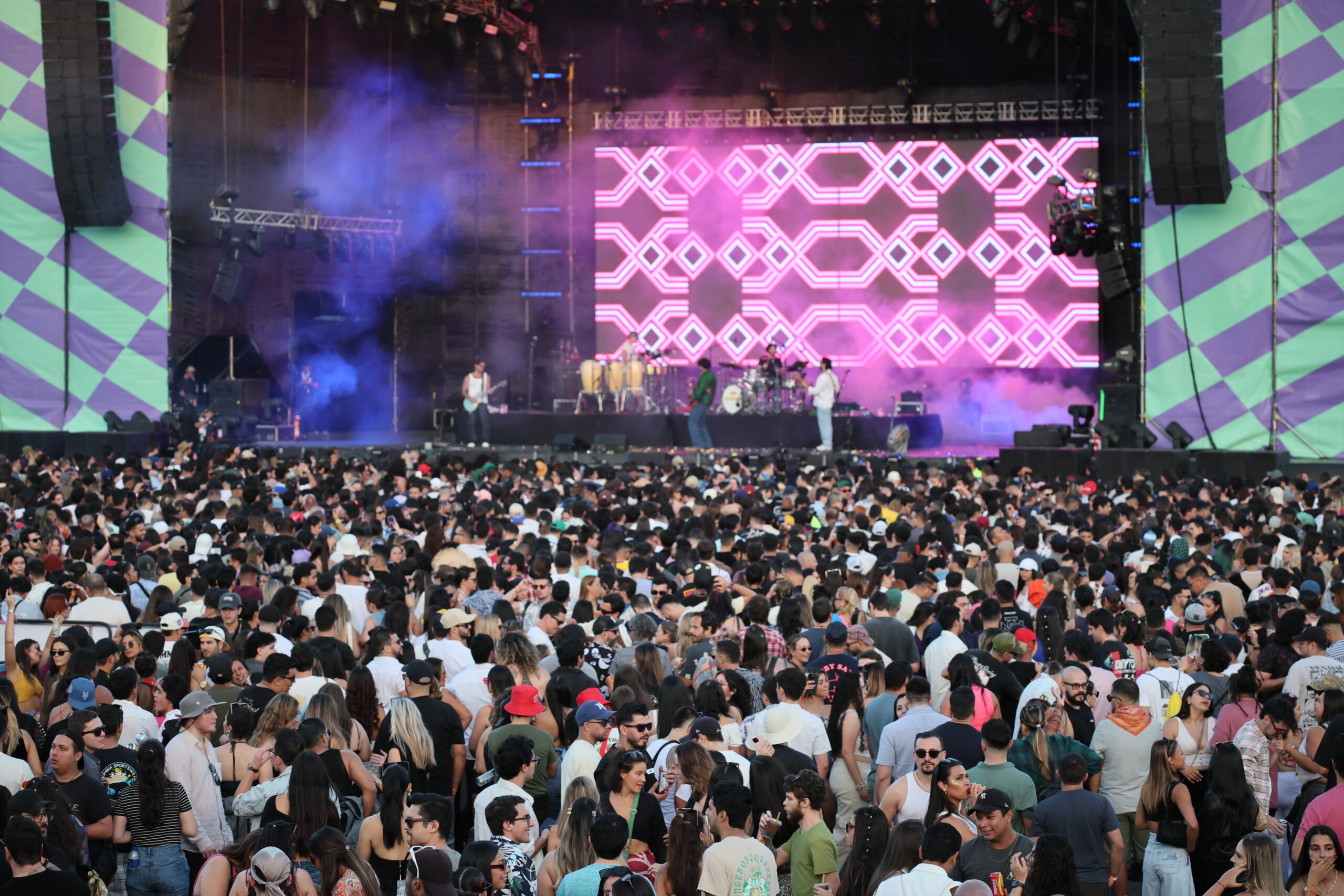 💸 ¿Eventos y conciertos: un escape para la pobreza laboral?