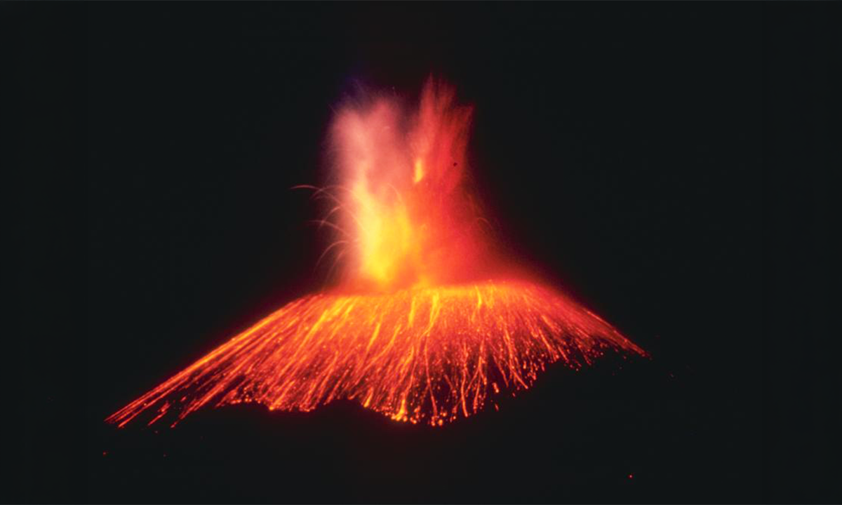 ¿La Volcánica Nueva Era? 🌋 Un campesino vio nacer un volcán y ...