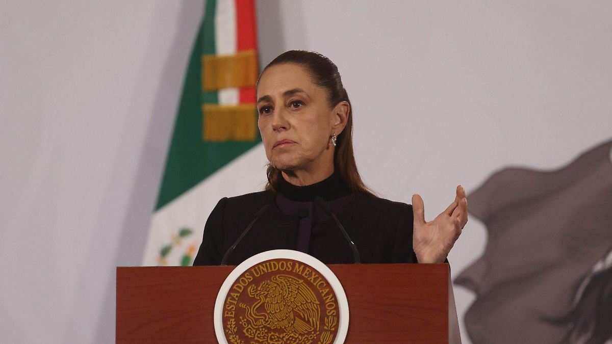 ¿Claudia Sheinbaum, la Secretaria de Medio Ambiente, en un bar...