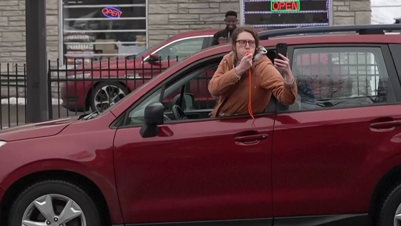 ¡Las salvadoras blancas con silbatos! ¿Son los guardianes de l...