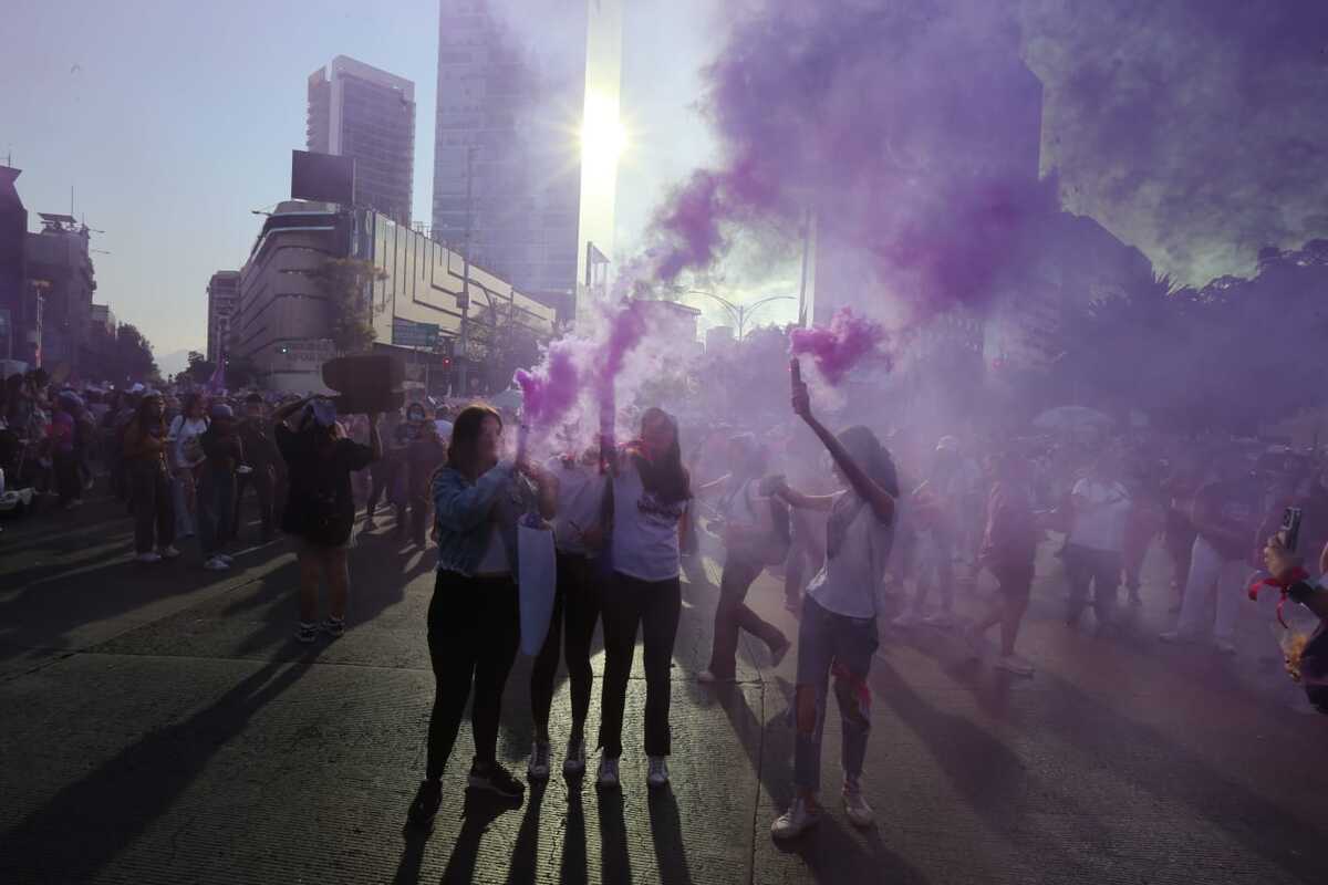 ¿Mujeres o Máquinas? La Marcha 8 de CdMx 2026 en vivo 🤖