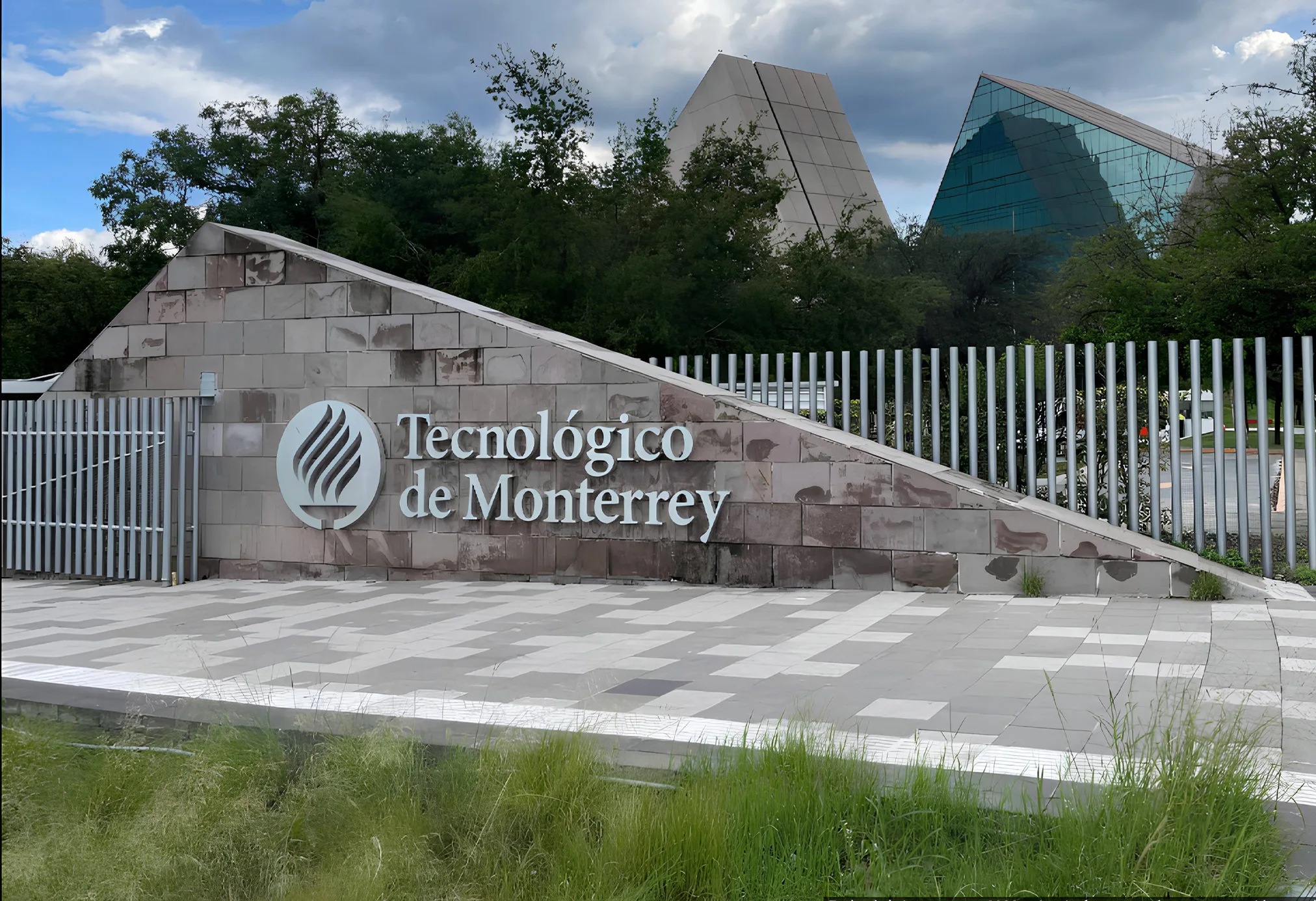 🎉 ¡El Tec de Monterrey se va de la chingada a la CDMX! ¿Qué so...