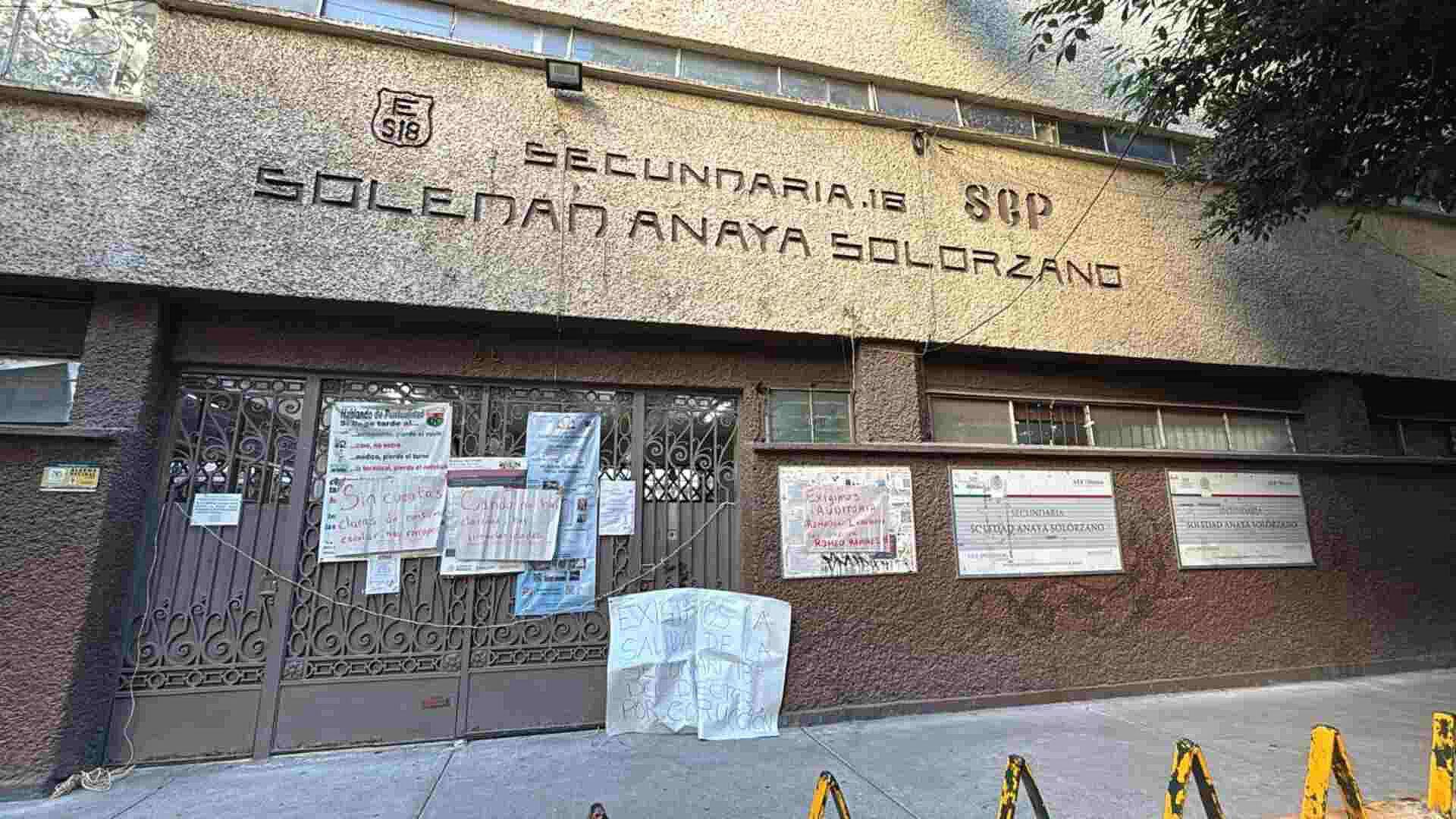 Padres de Familia Protestan en Roma: ¿La Secundaria es un Desa...