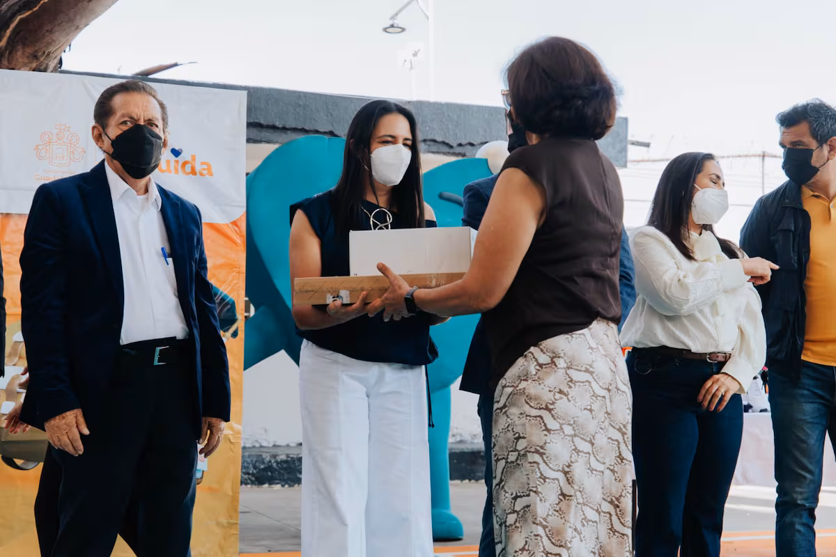 2.4 Millones de Pesos para Escuelas... ¿Y el Resto de la Ciu...