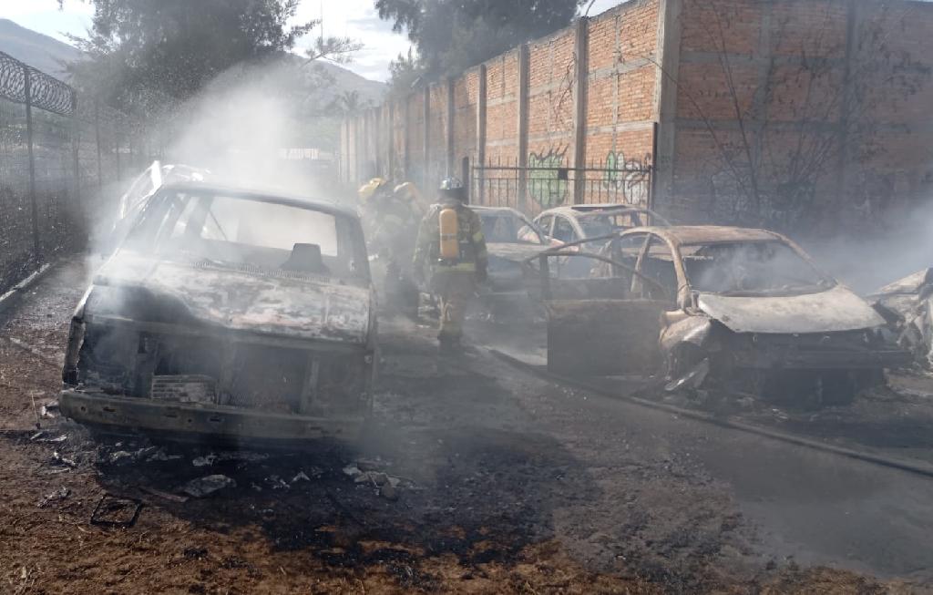 ¿Al chile! ¿Cómo se queman 30 autos al mismo tiempo sin pr...