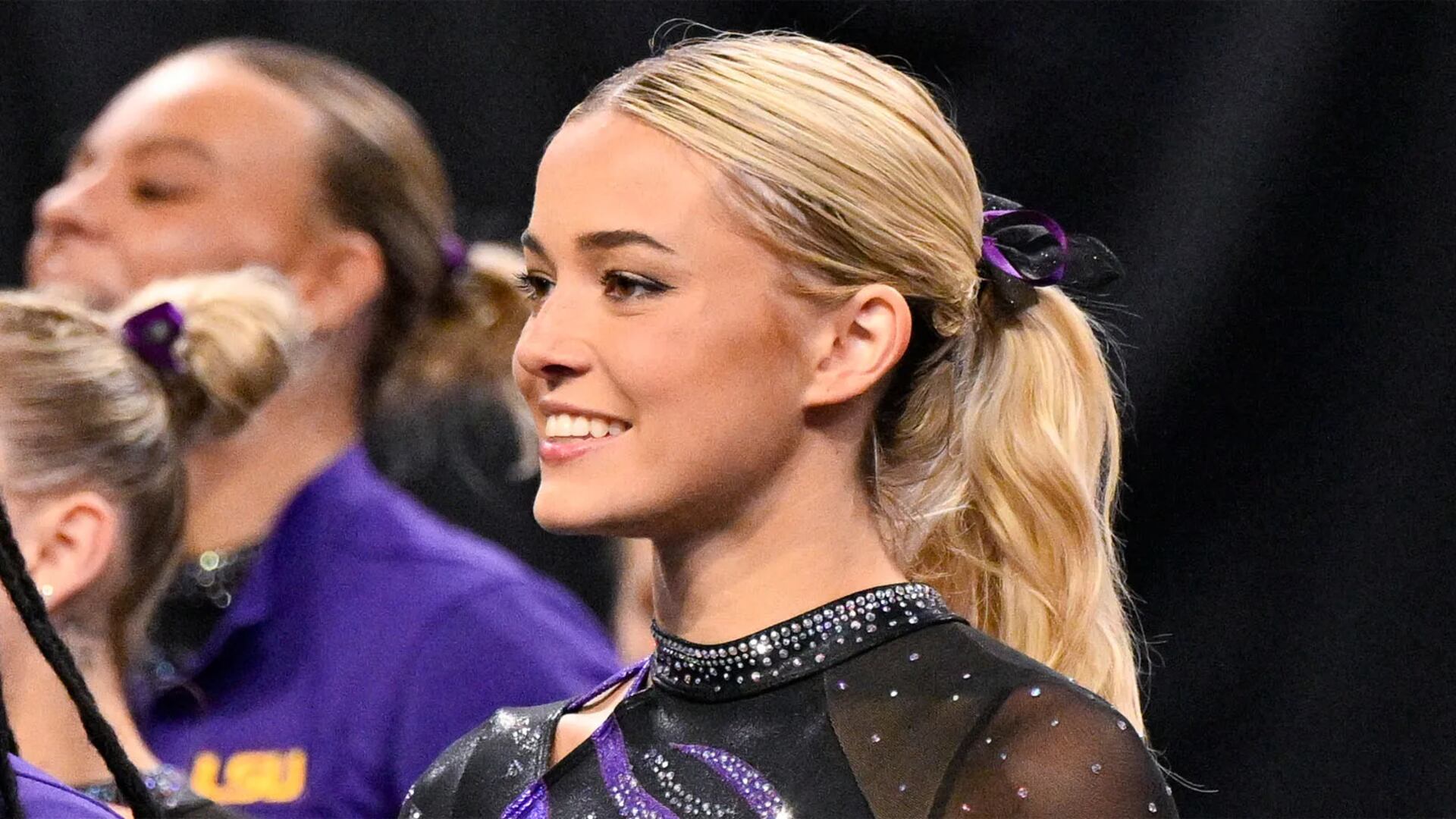 🤡 Olivia Dunne se une a Los vigilantes de la playa, ¿o es...