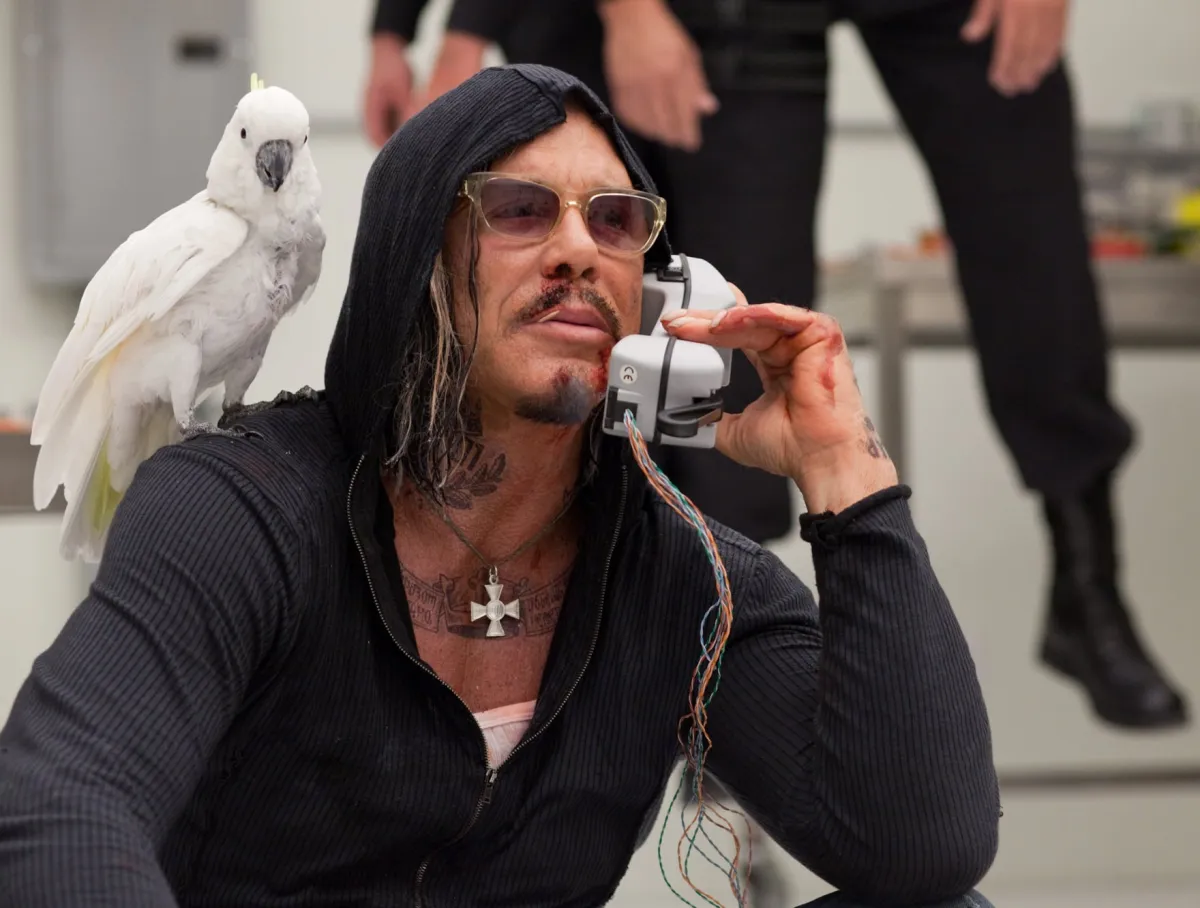 ¿Mickey Rourke es un boludo que no paga renta? 🚩