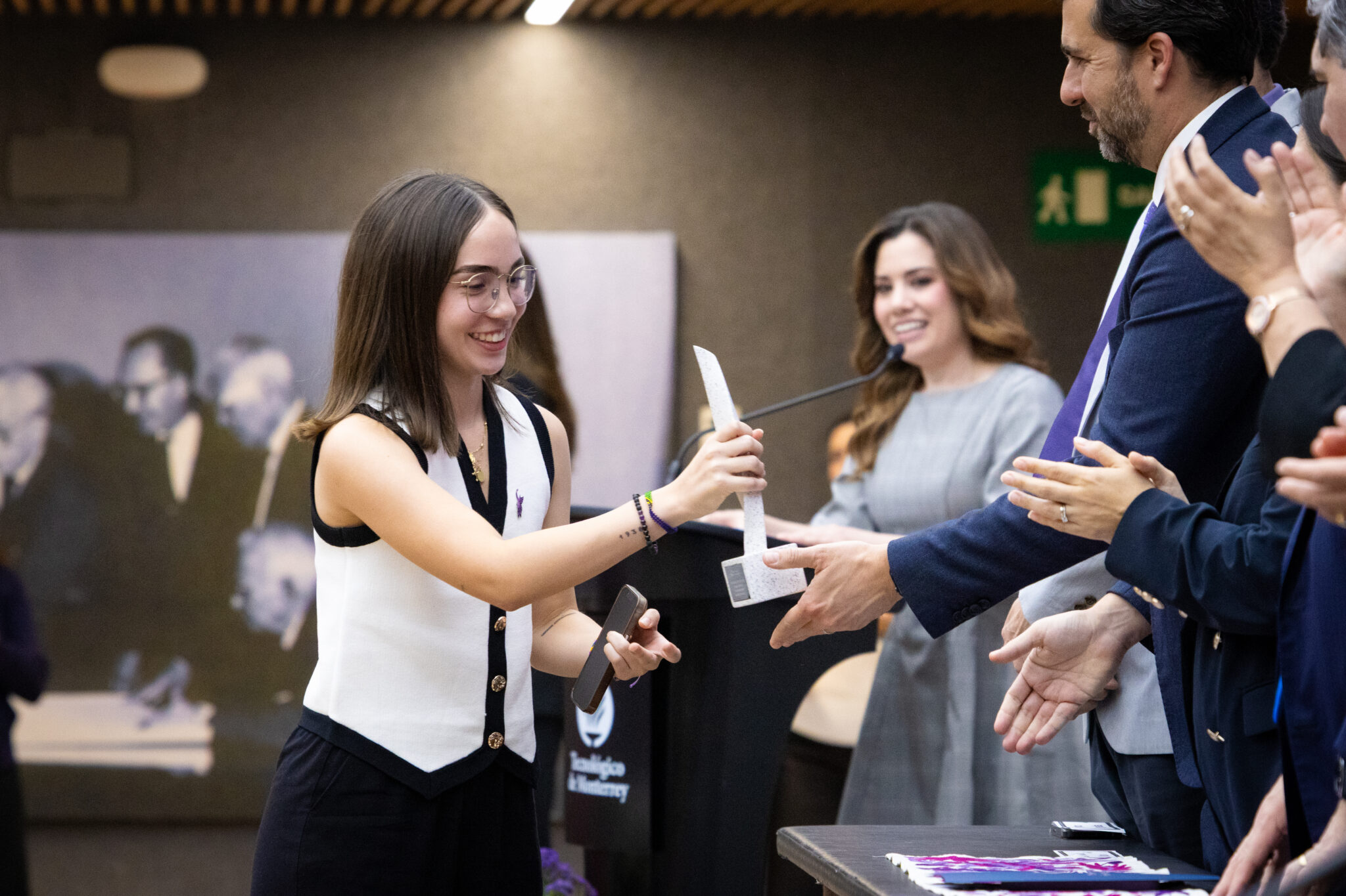 ¿Quién les dice a las mujeres que pueden ser científicas y...