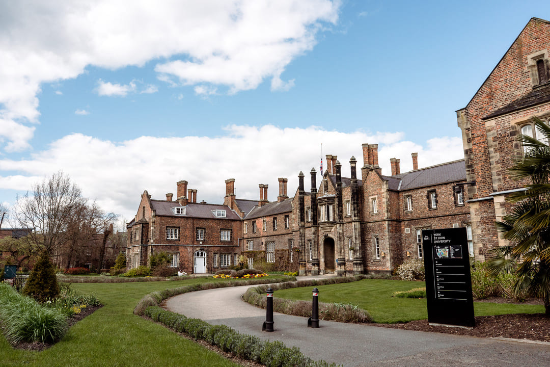 ¿Esto es oro? La FP aragonesa se vende como título británi...