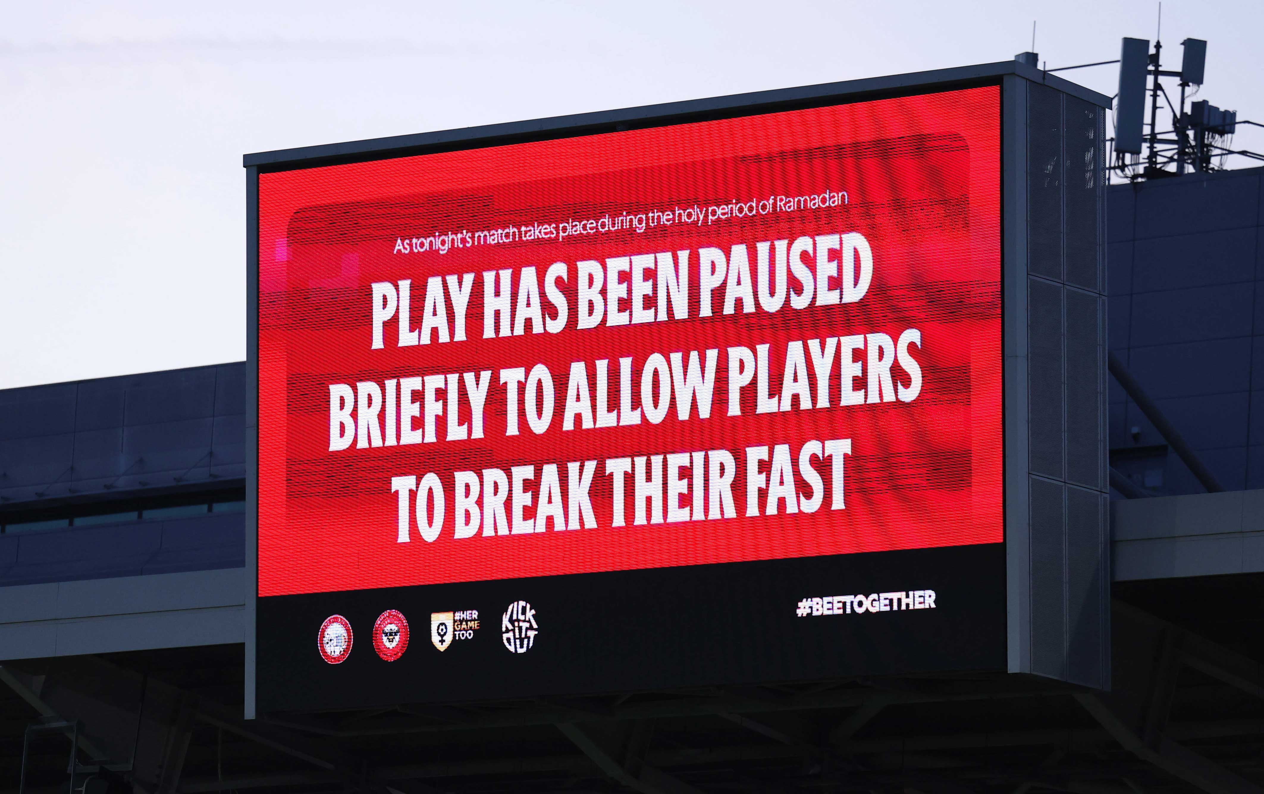 ¿Fútbol sin bocado? ¡Premier League apoya a jugadores dura...