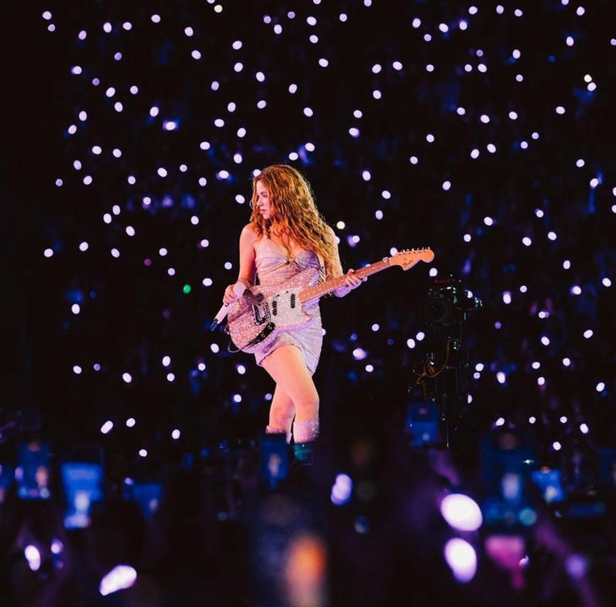 ¿Shakira se Juntó con la Inteligencia Artificial o Solo Fu...