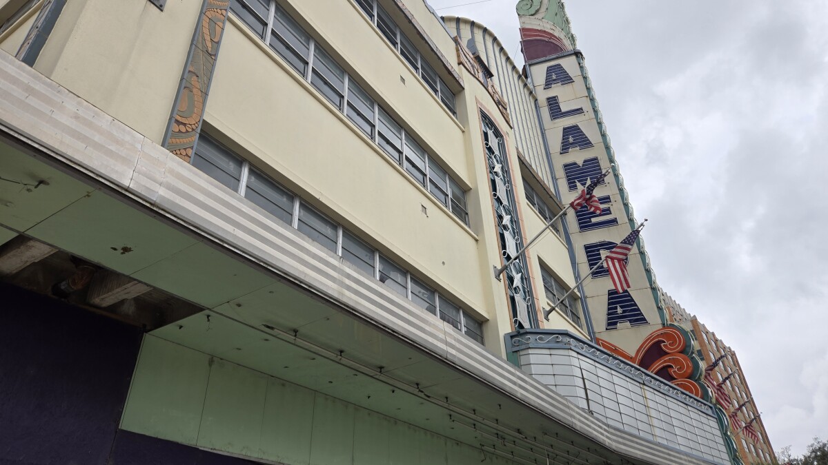 ¡Al chile! ¿Bexar Paga Millones por un Pedazo de Neón o No...