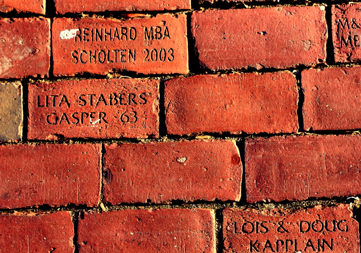 ¡Vienen a celebrar la boda virtual! ¿Quién les invita como...