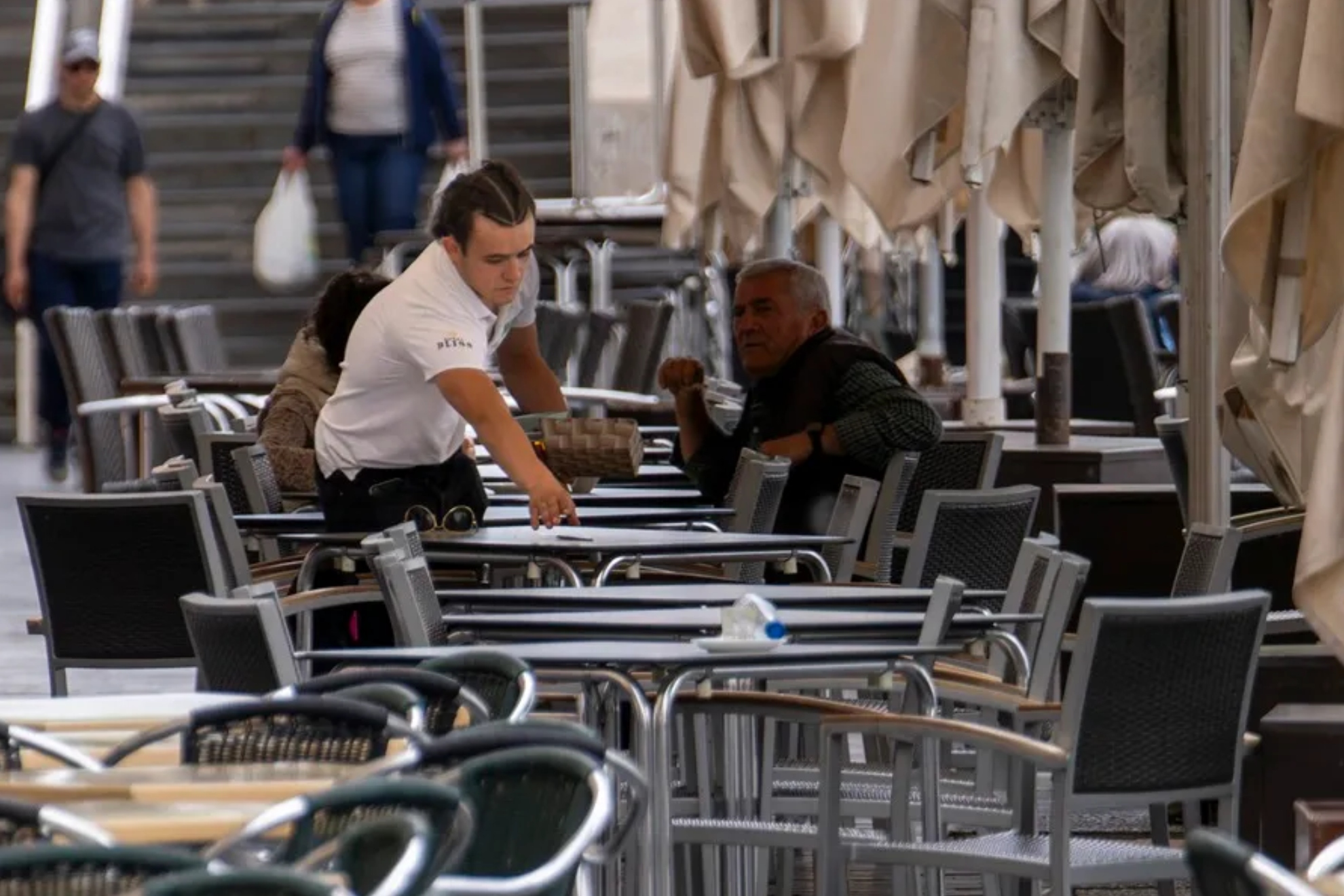 “¿Aguas con el servicio?”: Un cliente desenfrenado en un r...