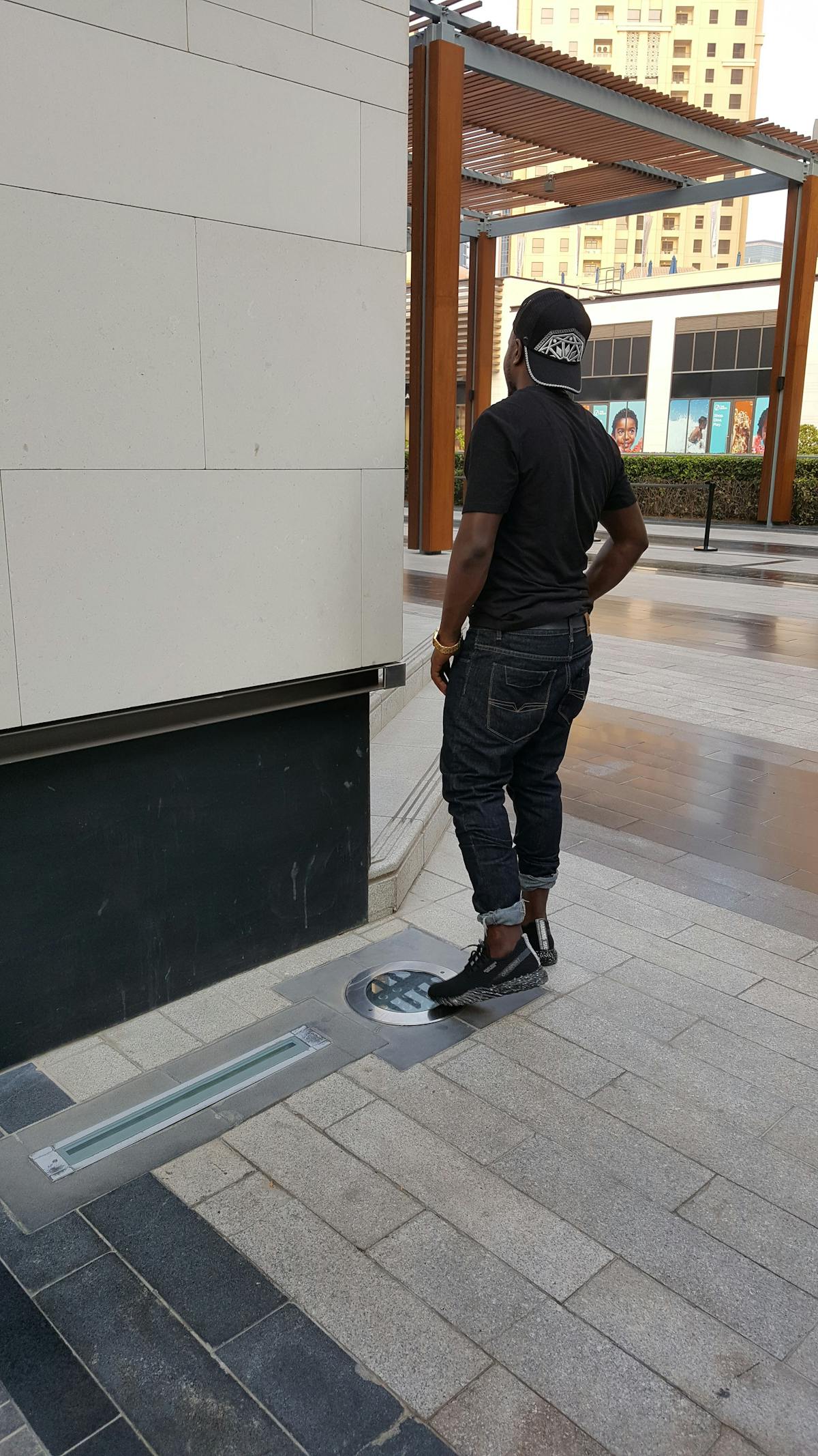 Ataque con dron obliga a suspender vuelos en Dubái 🚨 ¿Cuál e...