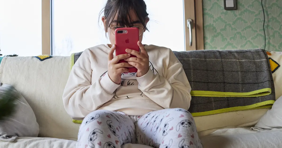 ¿Tu Hijo Está Chateando con Extraños en Instagram o Es Sol...