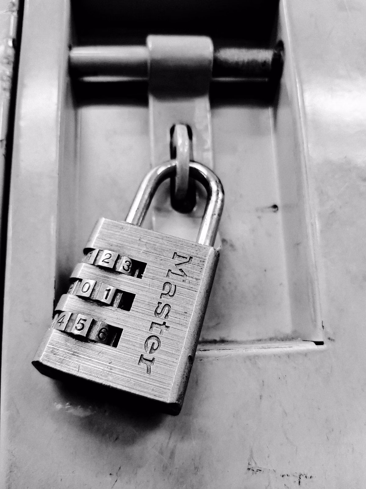 🚩 ¿Tu App Tiene Seguridad o Solo Almacena Tus Datos en un