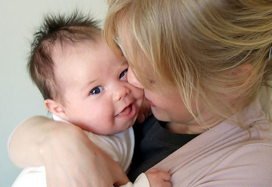 🧠 ¿La Presencia de Tu Mamá Reduce el Dolor del Bebé? (Sí, Es Serio)
