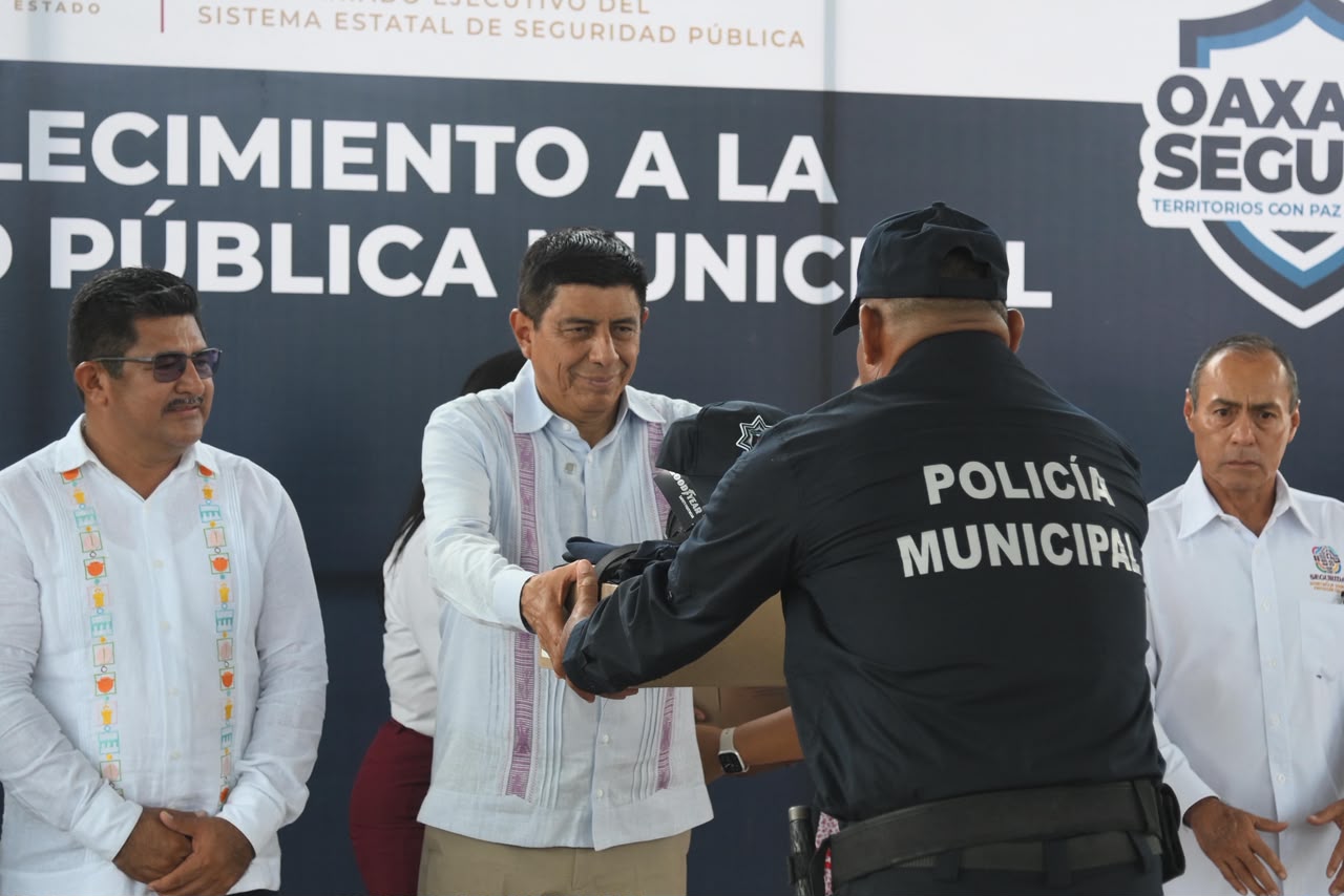🎁 ¿Salomón Jara Rinde Uniformes a Policías o Solo Se Viste de Navidad