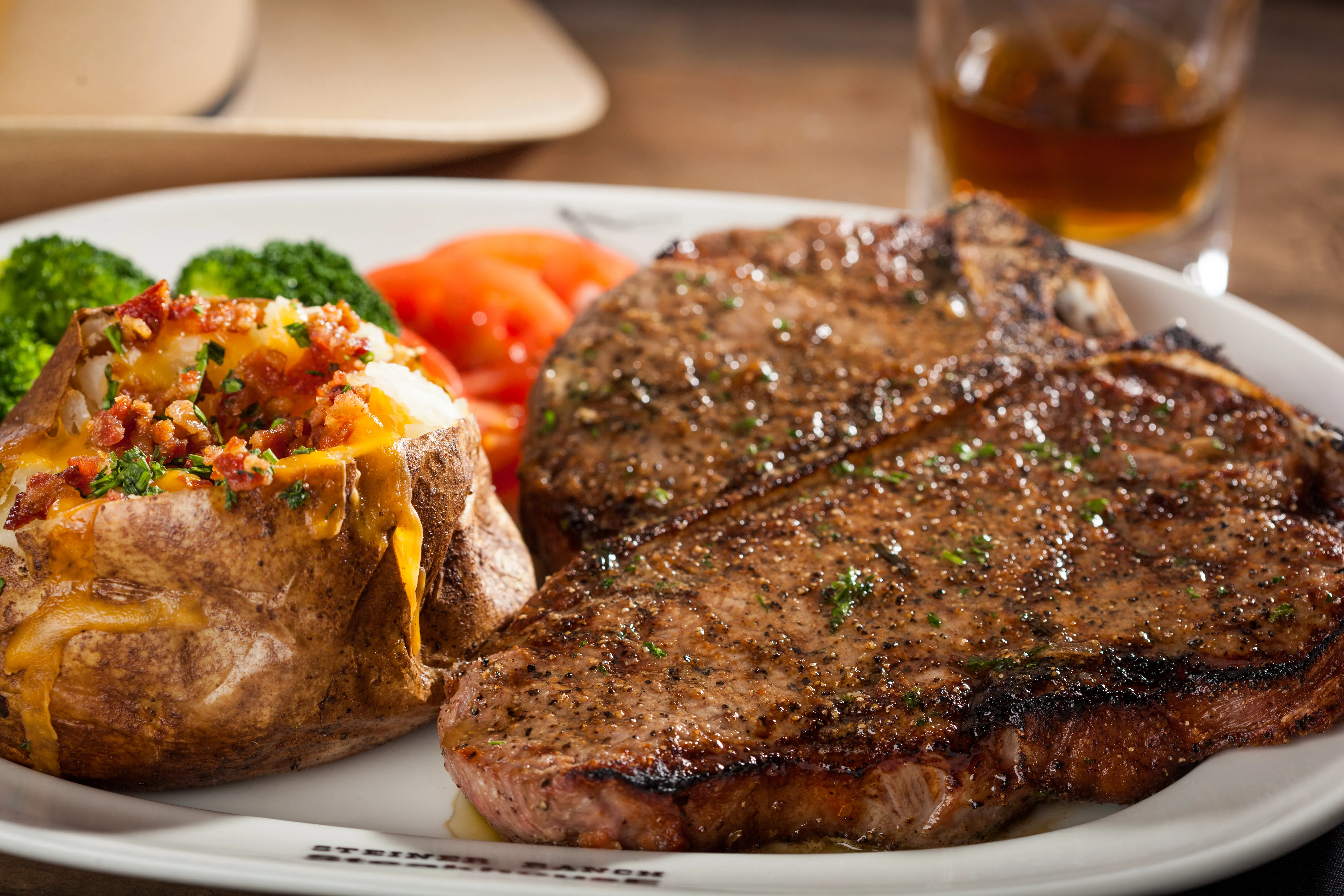 🤖 ¿Los Republiquistas Solo Van a Steakhouses para Mirar Políticos? 🐶
