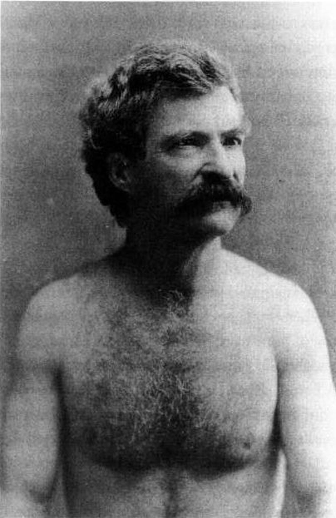 📱 ¿Twain Sin Camisa en 83? Ya Antiquísimo