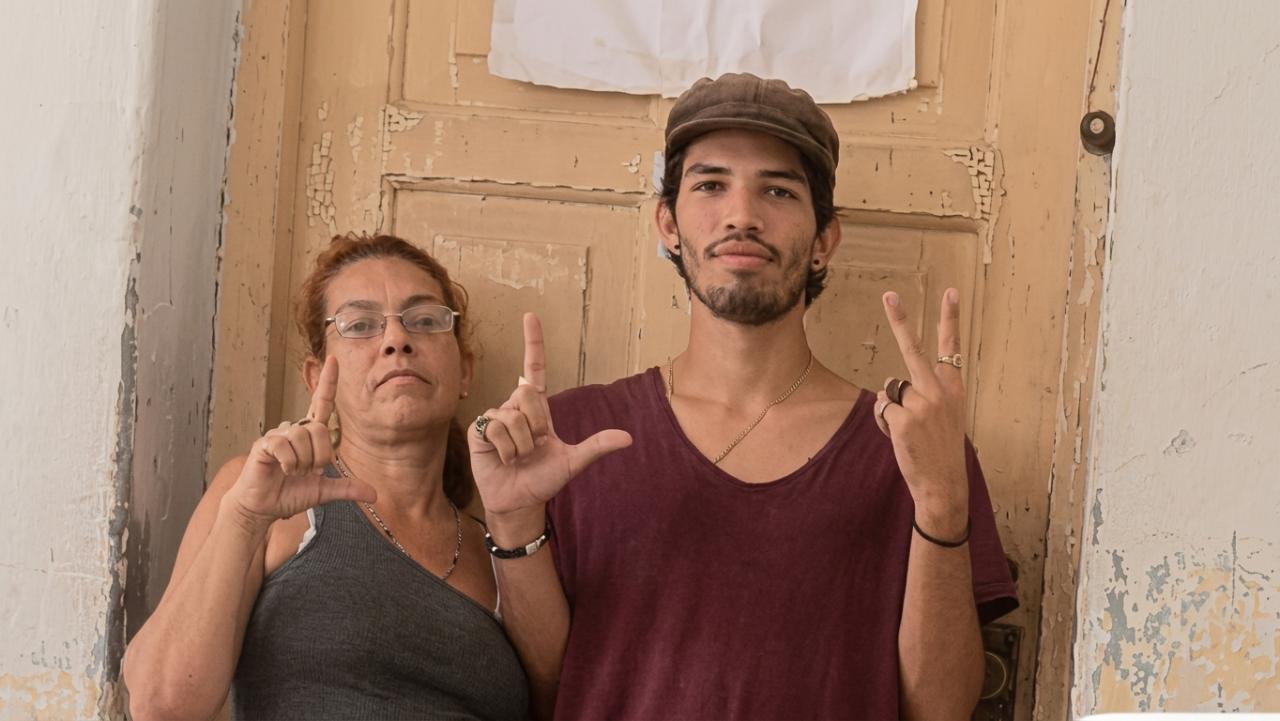 📸 ¿Cubanos Desnudos o Activistas Derrotados? 🤔